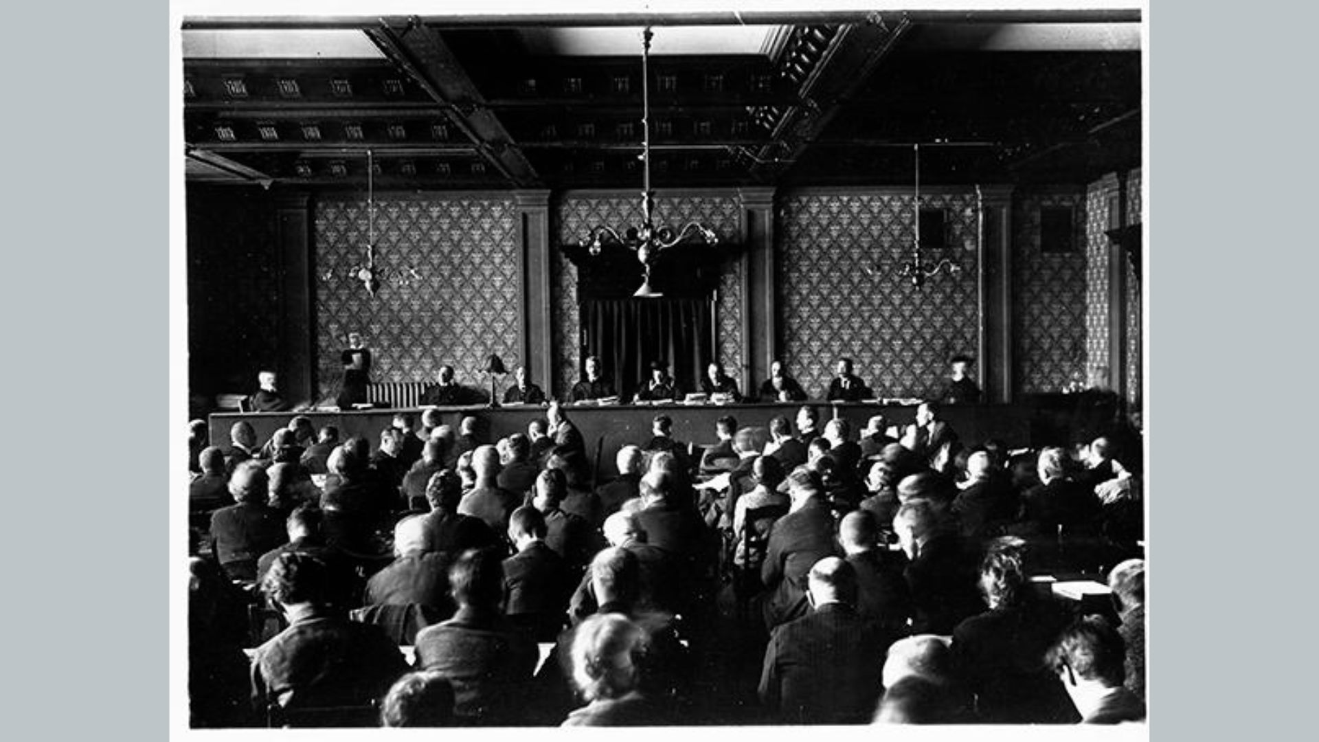 Verhandlungssaal in der Kaserne der Infanterieschule Blutenburgstraße beim Prozess gegen die Teilnehmer des Hitler-Putsches am 3. März 1924.